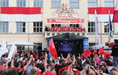 Vor fünf Jahren: Fans jubeln über Aufstieg in die 3. Liga - Auf dem Rathausbalkon ließ sich die Mannschaft in ihren frisch übergestreiften Triple-Trikots (Regionalliga-Meister, Qualifikation für DFB-Pokal, Aufstieg in 3. Liga) von Tausenden Zwickauer Anhängern feiern. 