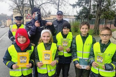 Vor Leubnitzer Grundschule: Jedes zweite Auto zu schnell - Ida, Tillmann, Lennard, Niclas und Patrice von der Grundschule Leubnitz unterstützen die Polizisten. 