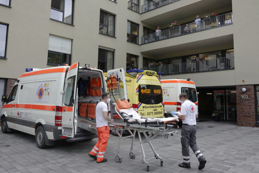 Vor möglicher Evakuierung in Chemnitz: Stadt verlegt Senioren in Kliniken - Rettungswagen vor der Seniorenresidenz "Am Kirschhof" an der Augustusburger Straße.