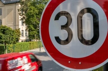 Vor Oberschule gilt ab sofort Tempo 30 - Tempo 30 gilt jetzt auch auf der Albertstraße im Bereich vor der Oberschule. 