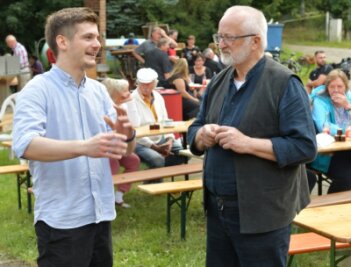 Vor Ort gebacken: Der SPD-Kandidat an der Mühle - SPD-Direktkandidat Alexander Geißler (l.) spricht mit Rainer Faulhaber, dem Vorsitzenden des Vereins hinter der Wegefarther Mühle. 