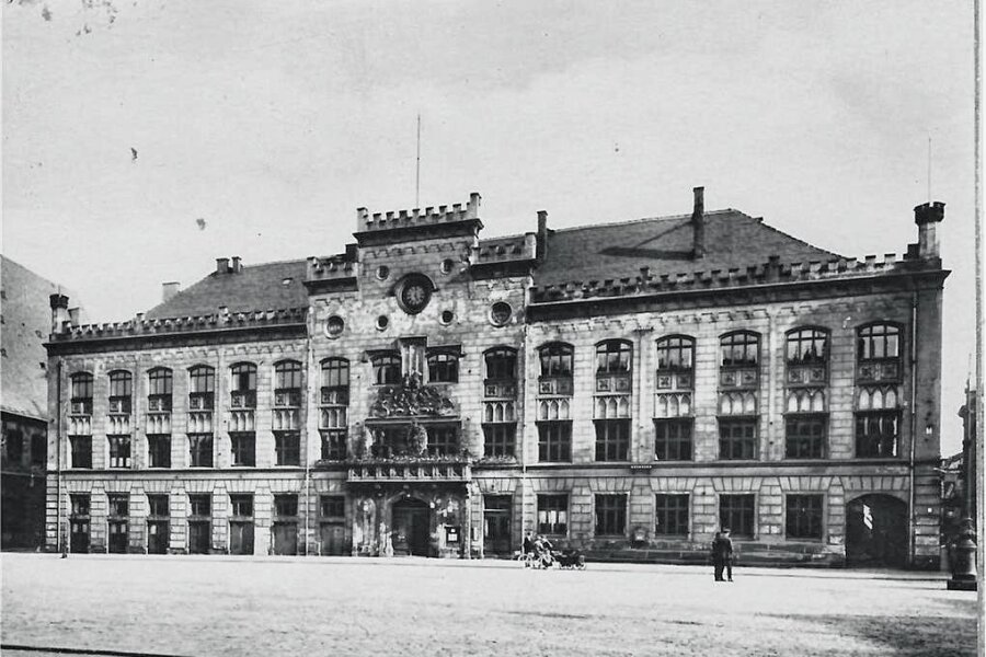 Vor reichlich 100 Jahren: Ein Mitarbeiter im Zwickauer Rathaus greift jahrelang in die Kasse - Im Zwickauer Rathaus (Aufnahme aus den 1960er-Jahren) hatte auch Alfred Baumann sein Büro. Von dort aus unterschlug er größere Geldbeträge. 