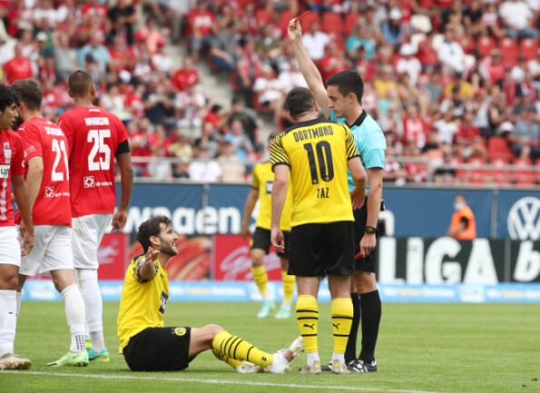 Vor rund 5000 Fans: Kein Heimsieg für den FSV Zwickau - Der Dortmunder Niklas Dams sah nach einer Notbremse die rote Karte. 