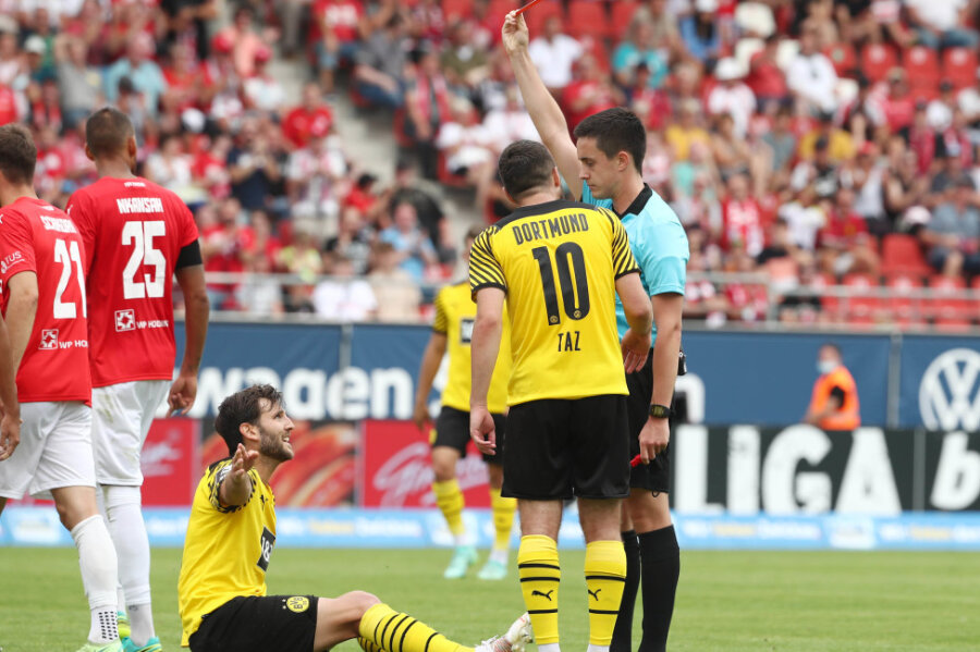 Der Dortmunder Niklas Dams sah nach einer Notbremse die rote Karte. 