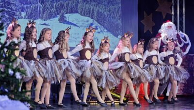 Vor rund 800 Kindern: Meeta-Girls starten "Spurensuche im Weihnachtsland" - 