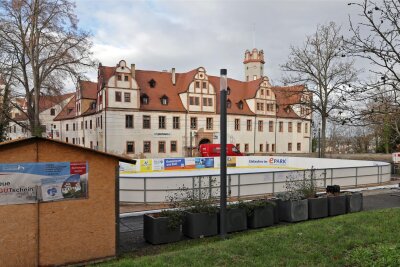 Vorfälle auf der Eisbahn in Glauchau: Welche wichtigen Aussagen in der Akte fehlen - Blick zur Eisbahn vor dem Schloss: Hier gab es im Dezember 2023 einen Polizeieinsatz.