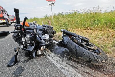 Vorfahrt genommen: Motorradfahrer mit Beinfraktur in Klinik - Das demolierte Motorad auf der B 180 in Callenberg. Der Fahrer musste in eine Klinik.
