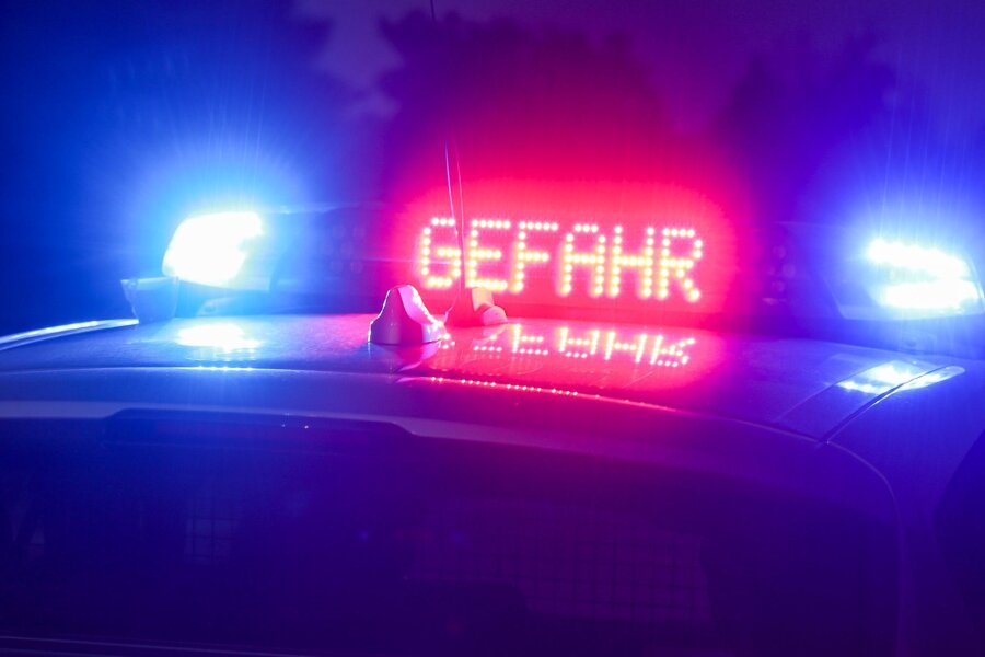 Vorfahrt missachtet: Drei Menschen in Zwickau verletzt - Der Hinweis "Gefahr" leuchtet auf dem Dach eines Einsatzwagens der Polizei.
