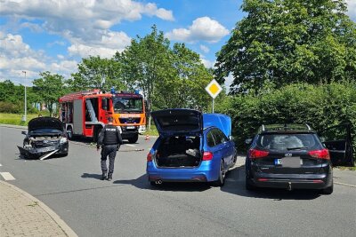 Vorfahrt missachtet: Fünf Verletzte nach Unfall in Plauen - Drei Autos waren in den Crash in Chrieschwitz verwickelt. Der Sachschaden wird auf 35.000 Euro geschätzt.