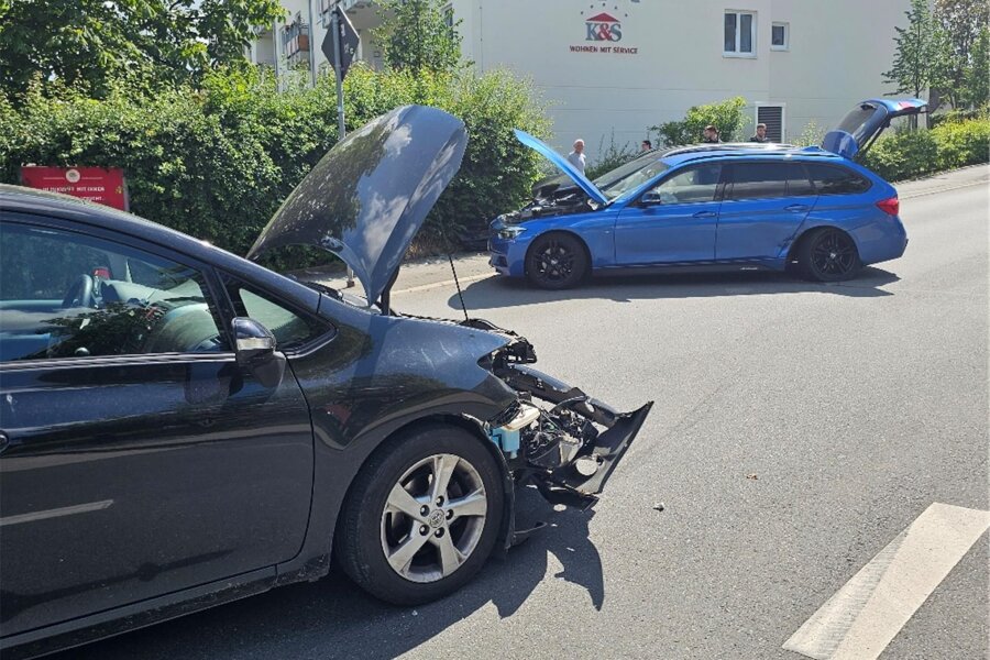 Vorfahrt missachtet: Fünf Verletzte nach Unfall mit drei Fahrzeugen in Plauen - Der Sachschaden an den Fahrzeugen beläuft sich auf rund 35.000 Euro.