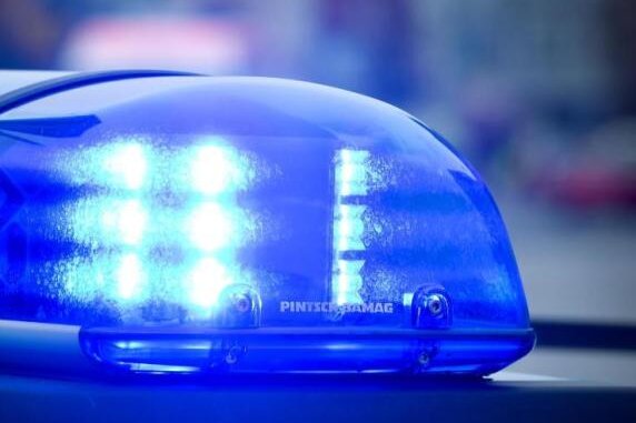 Vorfahrt missachtet in Lengenfeld: Zwei Verletzte und hoher Sachschaden - Am Montag sind in Lengenfeld auf der B 94 ein VW und ein Opel zusammengestoßen. Ein Mann und eine Frau wurden verletzt. Es entstand ein hoher Sachschaden.