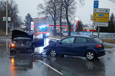 Vorfahrtsfehler führt zu Unfall mit drei Verletzten - Ein Unfall mit drei Verletzten hat sich am Montagnachmittag an der Kreuzung Hochuferstraße/Auestraße ereignet.