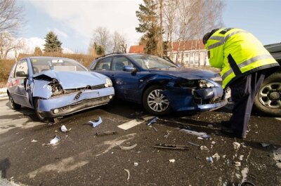 Vorfahrtsfehler: Lupo-Fahrerin bei Unfall verletzt - 