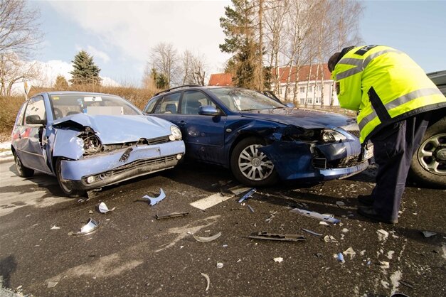 Vorfahrtsfehler: Lupo-Fahrerin bei Unfall verletzt - 