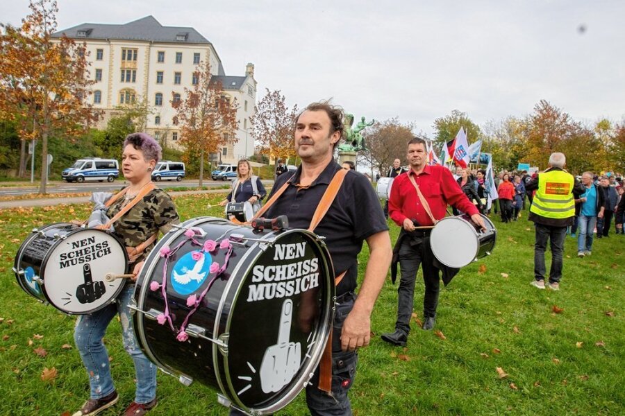 Vorfall bei Sonntagsdemo in Plauen schlägt Wellen - Die Trommler aus Ostthüringen sollen aus Sicht der Versammlungsbehörde mehrfach gegen Auflagen verstoßen haben. 