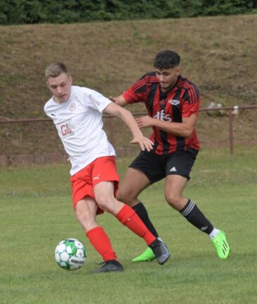Vorfreude auf den Pflichtspielstart - Der Zwickauer Mohammad Rahimi (r.) - hier im Zweikampf mit dem Lößnitzer David Hildebrandt - und seine Teamkameraden vom ESV Lok wollen sich am Samstag von Wermsdorf nicht abkochen lassen. 
