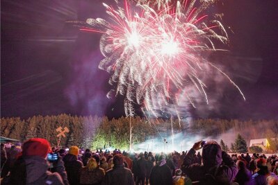 Vorfreude auf Silvester im Erzgebirge: Feuerzauber sorgt für Volksfeststimmung - Tausende Schaulustige haben sich am Dienstagabend in Kretscham-Rothensehma den sechsten Feuerzauber nicht entgehen lassen. 