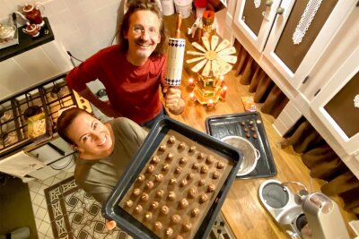 Vorfreude mit Frank Unger: Wenn der Tenor vom Theater Freiberg zum Bäcker wird - Anja und Frank Unger haben beim Keksebacken in ihrem liebevoll eingerichteten Haus in Pirna viel Spaß.