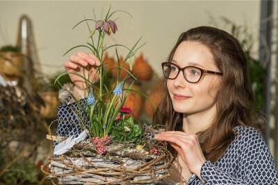 Vorfreude, schönste Freude - Fertig: Mit Leim und Draht verbindet Sophie Pfeiffer den bepflanzten Tontopf mit dem Holzkranz. Verfeinert mit Clematisranken, Birkenzweigen, Pfeffer, Federn und Eiern ist der Osterschmuck perfekt.
