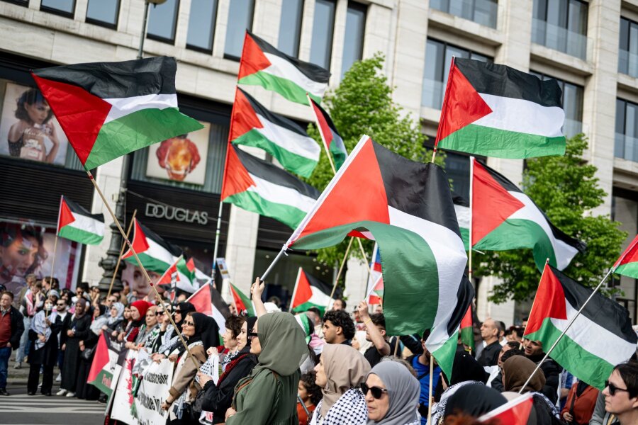Vorgehen gegen "Palästina-Kongress" in Berlin kritisiert - Demonstration nach der Auflösung der "Palästina Konferenz" in Berlin-Mitte. Die Berliner Polizei hat den umstrittenen Kongress, der eigentlich bis Sonntag dauern sollte, am Freitag aufgelöst.