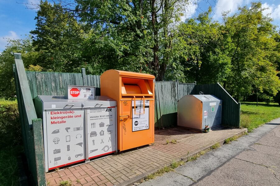 Vorgetäuschter Macheten-Überfall in Chemnitz: Die verschwundenen Finger sind wieder da - An diesem Müllcontainerplatz an der Chemnitzer Paul-Bertz-Straße wurde am Dienstag ein Glascontainer beschlagnahmt. 
