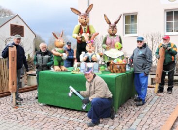 Vorgezogene Ostern: Waltraud, Wolfgang, Franz und Frieda zaubern in Falkenau ein Lächeln - Die Mitglieder des Heimatvereins Falkenau haben die Osterhasenfamilie hervorgeholt. 