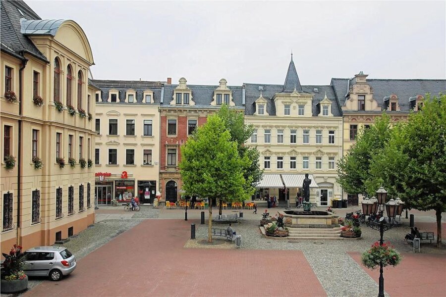 Vorhaben in Crimmitschau: In diesem Jahr sollen 8,4 Millionen Euro investiert werden - Blick auf den Crimmitschauer Marktplatz mit dem Rathaus, wo die Stadträte über den Haushalt beraten. 