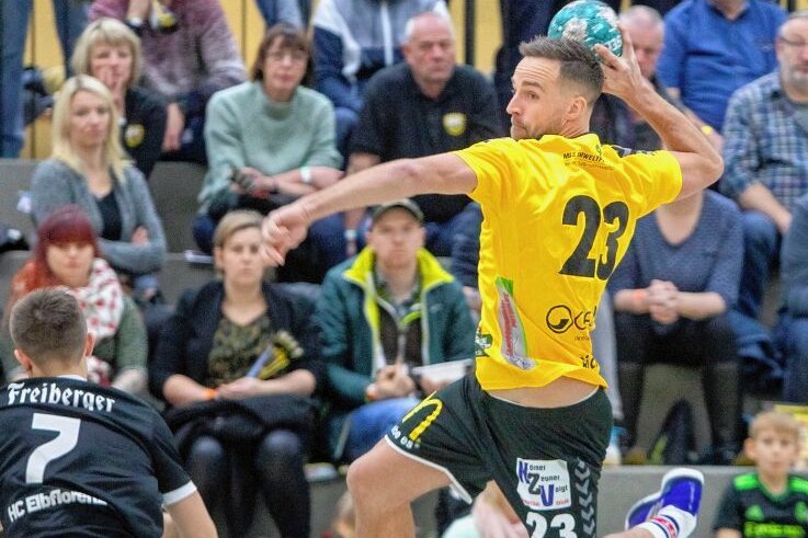Vorjahresmeister zu Gast - Der SV 04 Oberlosa - am Ball Paul Richter - geht in der Handball-Oberliga mit breiter Brust in den Kampf um eine Medaille.