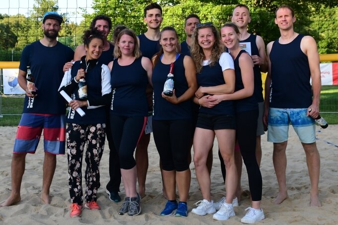 Vorjahressieger müssen ihren Titel abgeben - Viel Volleyball-Erfahrung kam bei den Beach-Days 2022 zusammen. Die Teilnehmer schenkten sich in spannenden Spielen nichts. 