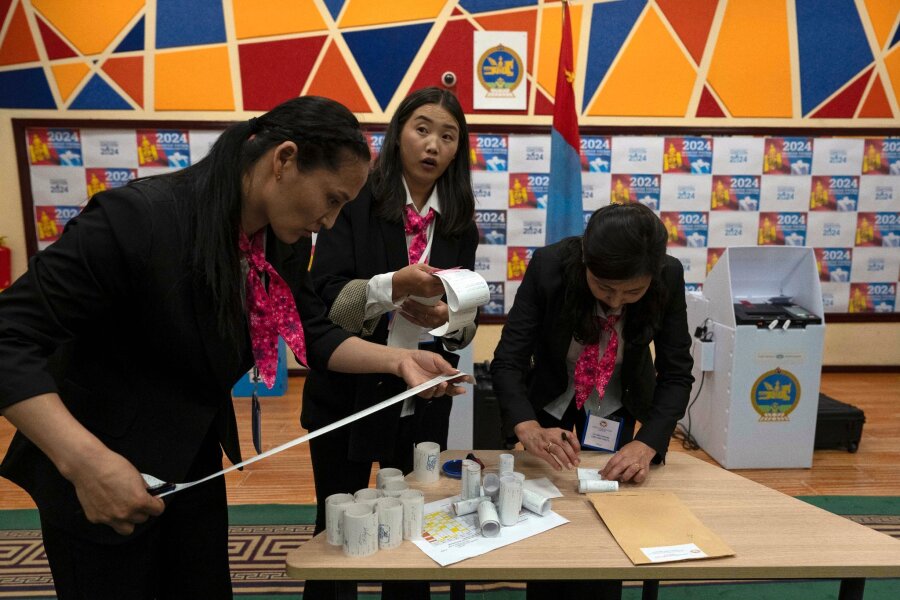Vorläufige Ergebnisse: Mongolische Volkspartei gewinnt Wahl - Wahlhelfer überprüfen die Ausdrucke der Ergebnisse von den Stimmauszählungsmaschinen nach Schließung der Wahllokale.