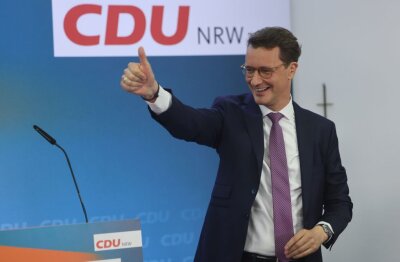 Hendrik Wüst jubelt auf der Wahlparty seiner Partei nach der Landtagswahl in Nordrhein-Westfalen.
