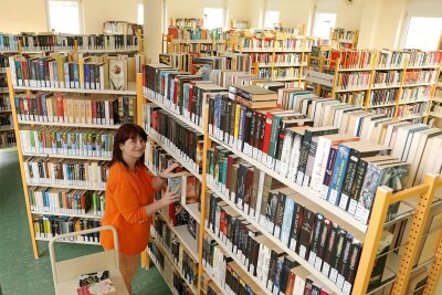 Vorlesestunde für Kinder in der Meeraner Stadtbibliothek - Die Meeraner Stadtbibliothek hat 42.000 Medien zum Ausleihen im Bestand.