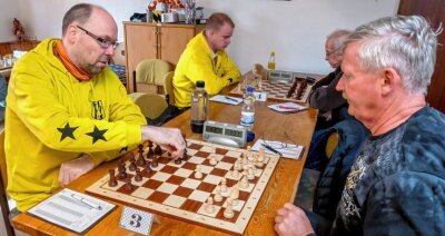 Vorletzte Schach-Runde beseitigt letzte Zweifel - An Brett 3 kassierte Ralph Bennewitz (l.) gegen Steffen Lohr die einzige Lengefelder Niederlage. Zum SVL-Sieg reichte es dennoch.