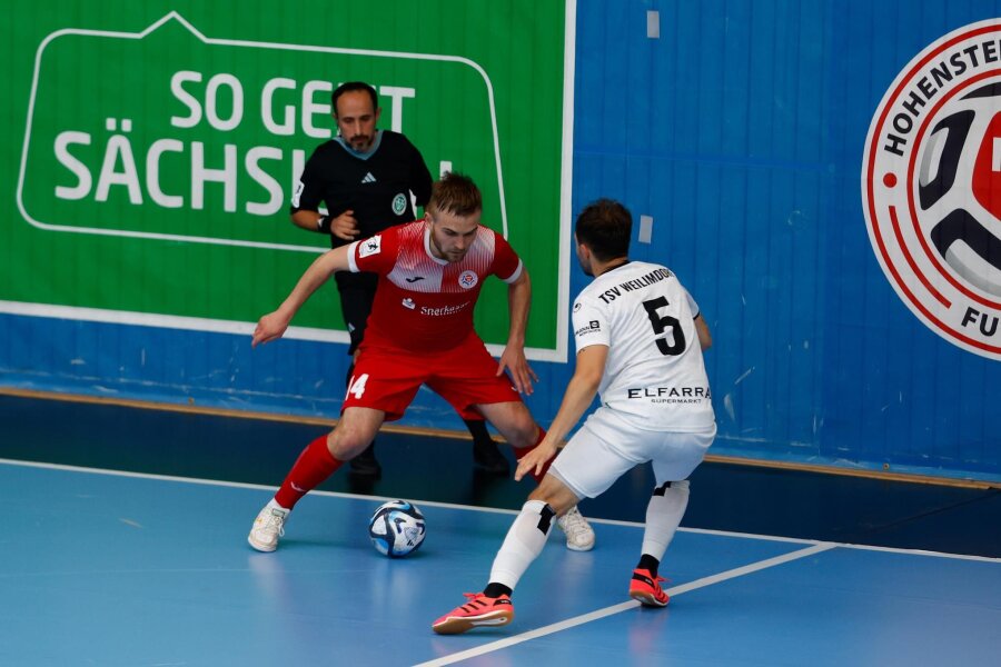 Vorm Futsal-Finale: Für Hohenstein-Ernstthal bleibt Weilimdorf der Favorit - Andrii Remenets (rotes Trikot) hatte im ersten Spiel in Stuttgart doppelt getroffen, allerdings einmal ins eigene Tor.
