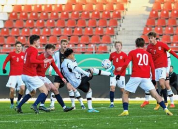 Vorm Länderspiel in Zwickau: U 20 überrascht Werkstatt-Team - Emilio Kehrer (am Ball) und seine Teamkollegen kamen am Samstag in Zwickau gegen Norwegen nach 0:1-Rückstand zu einem 2:1-Sieg. 