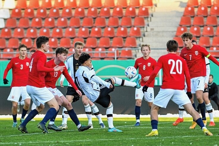 Vorm Länderspiel in Zwickau: U 20 überrascht Werkstatt-Team - Emilio Kehrer (am Ball) und seine Teamkollegen kamen am Samstag in Zwickau gegen Norwegen nach 0:1-Rückstand zu einem 2:1-Sieg. 