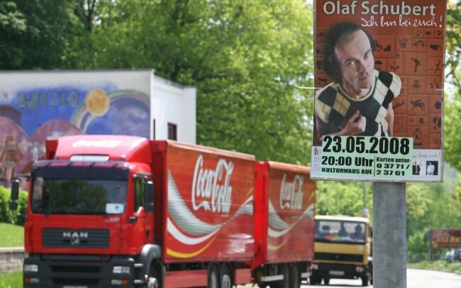 Vorm Wahltag tobt Schlacht um Lichtmasten - <p class="artikelinhalt">Kabarettist Olaf Schubert wirbt mit "Ich bin bei euch" an der Auer Dr.-Otto-Nuschke-Straße. Als Künstler ist er derzeit eine Minderheit - die meisten Lichtmasten tragen Politiker- und Parteiplakate.</p>