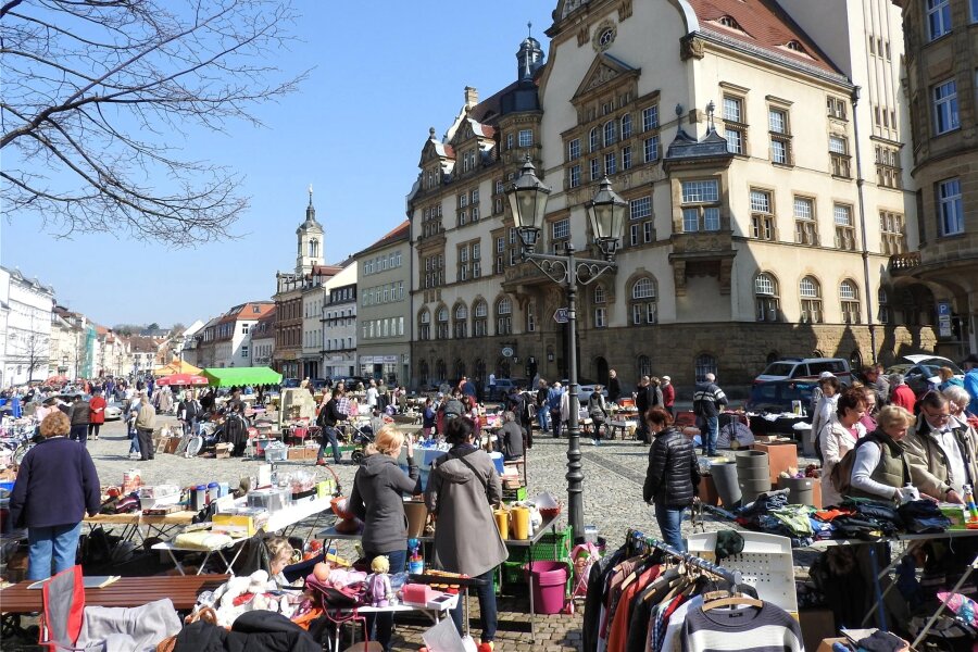 Vorm Werdauer Rathaus wird am 6. April getrödelt - Zum Flohmarkt auf dem Werdauer Markt ist immer viel Trubel. Am 6. April kann wieder getrödelt werden.