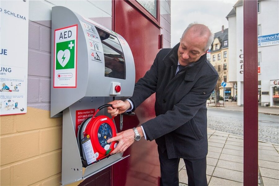 Die ersten Defibrillatoren des Projekts "Herzsichere Stadt Aue-Bad Schlema" sind übergeben worden. Thomas Pflanz, der Projektkoordinator von "Herzsicher", schaut sich das Gerät am Auer Postplatz an. 