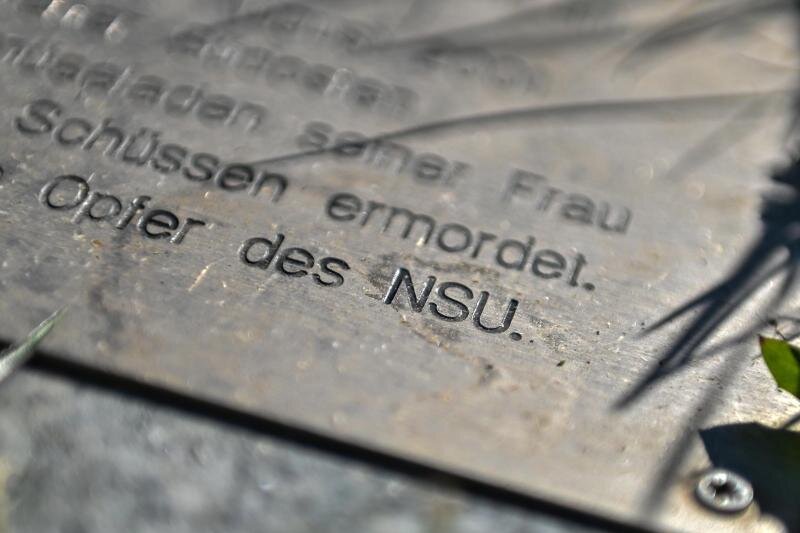"Opfer des NSU" ist auf einer Gedenkplatte für die Opfer des Nationalsozialistischen Untergrunds (NSU) zu lesen.