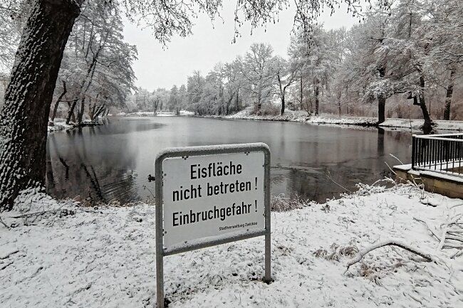 Vorsicht bei Wegen und Teichen in Parks - Ein Schild am Langen Teich 58 weist auf die Gefahren hin. 