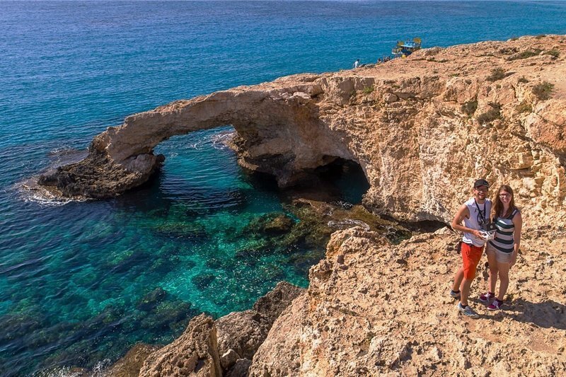 Vorsicht, Drohne! - "Bitte recht freundlich!" Über der Steilküste von Zypern fotografiert eine Drohne den Piloten Francis Markert und seine Freundin Sabrina Herrmann. 