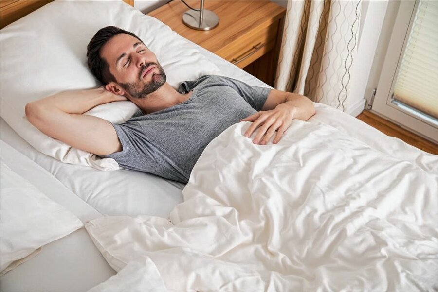 Vorsicht, falsche Schlafversprechen in Werbung - Besser schlafen dank einer Bettauflage? Verbraucherzentralen haben da ihre Zweifel. 