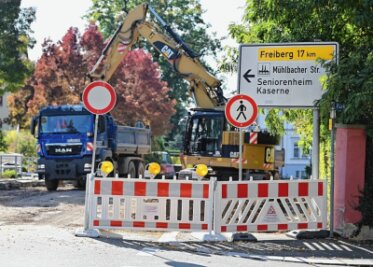 Vorsicht - hier wird gebaut - In Frankenberg ist gegenwärtig der Bereich Bahnhofstraße/Freiberger Straße wegen Straßenbauarbeiten voll gesperrt.Foto: Mario Hösel