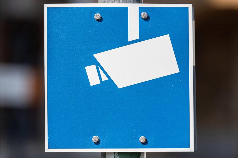Vorsicht, Kamera: Wenn Videoaufzeichnungen Grenzen überschreiten - Ein Hinweisschild an der Görlitzer Altstadtbrücke. Die Beschwerden über Viodeüberwachung häufen sich in Sachsen vor allem im privaten Bereich.
