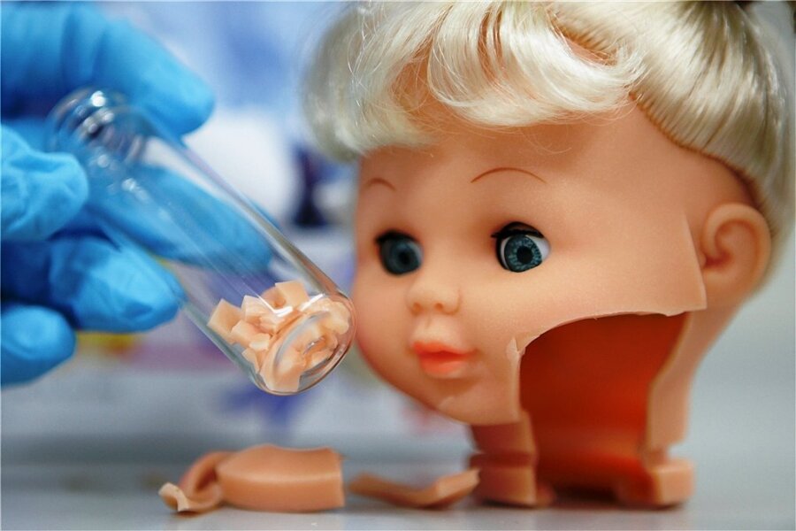 Im Labor des Tüv Rheinland wird eine Puppe aus China zerlegt, um Proben zu nehmen. 