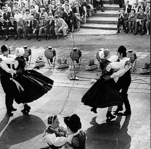 Vorstoß: Spitzenfest ins Parktheater - 
              <p class="artikelinhalt">Zehntausende Plauener pilgerten seit 1955 alljährlich während der Spitzenfestwoche zu den Auftritten der Pop- und Folklorekünstler ins Parktheater. Das Foto entstand im Jahr 1973.</p>
            