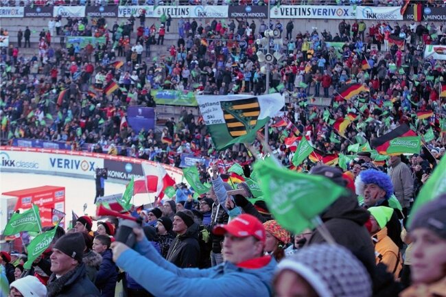 Vorverkauf für Skrisprung-Weltcup in Klingenthal hat begonnen - Das Klingenthaler Rund beim Skisprung-Weltcup 2014- die Veranstalter hoffen, dass auch in diesem Jahr viele Besucher zu dem Wintersport-Höhepunkt in die Vogtland-Arena kommen.