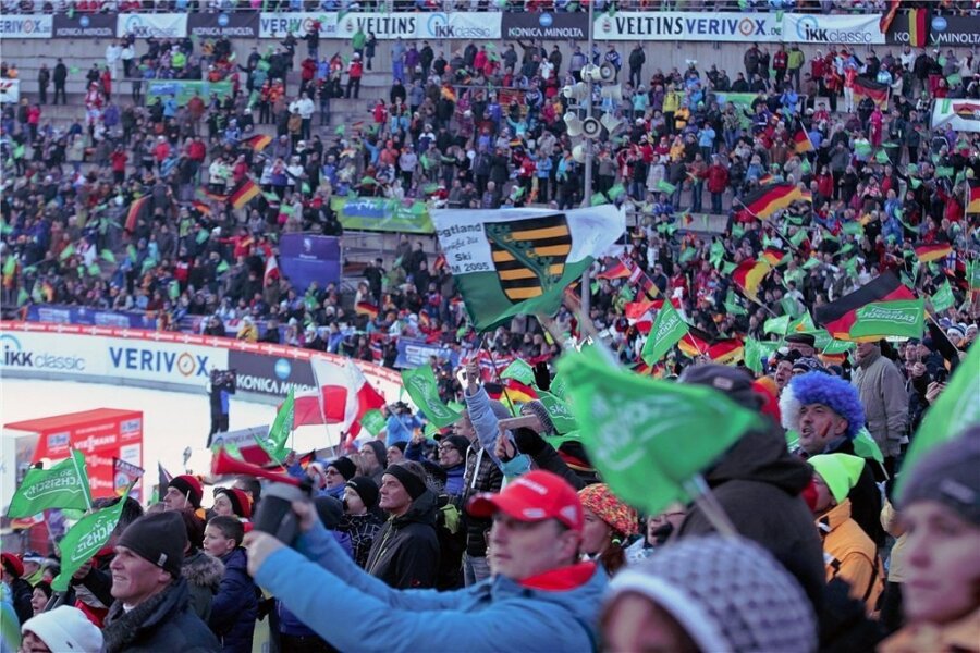 Das Klingenthaler Rund beim Skisprung-Weltcup 2014- die Veranstalter hoffen, dass auch in diesem Jahr viele Besucher zu dem Wintersport-Höhepunkt in die Vogtland-Arena kommen.