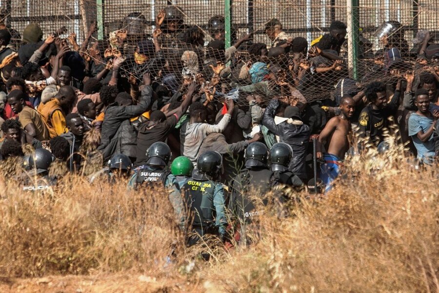 Migranten kommen in Spanien an, nachdem sie die Zäune zwischen der Exklave Melilla und Marokko überquert haben. 